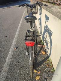 Bicicletta pratica comoda e funzionale