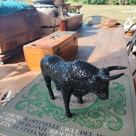 scultura mosaico toro