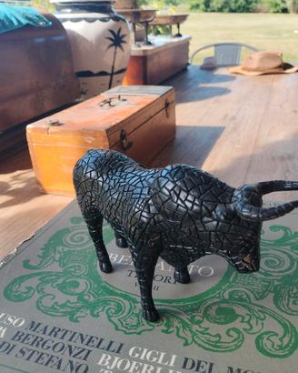 scultura mosaico toro