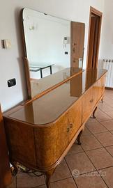 Credenza con specchio e tavolo