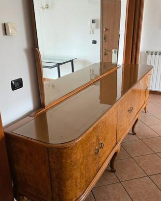 Credenza con specchio e tavolo