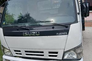 Autocarro IZUZU con ribaltabile 