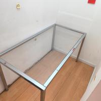 tavolo in acciaio cromato e vetro