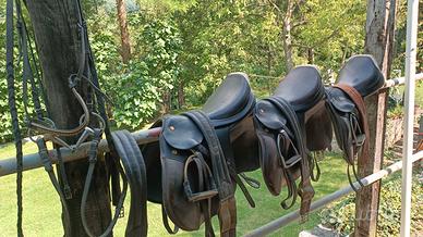 Selle equitazione, finimenti e materiale vario
