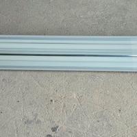 plafoniera industriale con tubi neon fluorescenti 