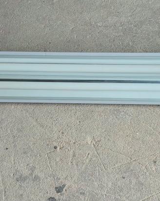 plafoniera industriale con tubi neon fluorescenti 