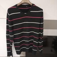 Maglione con scollo a V e un design a righe.

