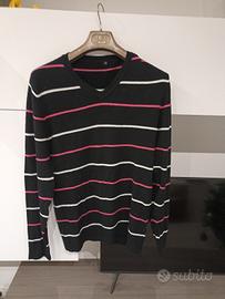 Maglione con scollo a V e un design a righe.

