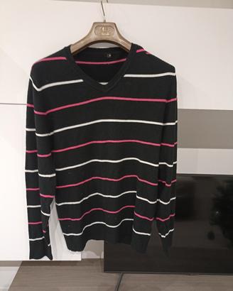 Maglione con scollo a V e un design a righe.

