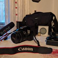 Canon EOS 250D con vari accessori