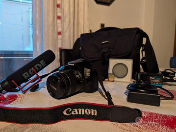 Canon EOS 250D con vari accessori