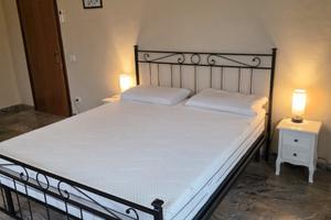 Camere matrimoniali arredate