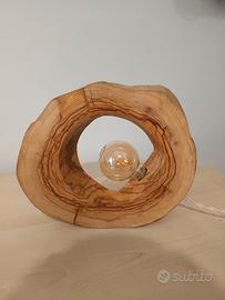 lampada in legno di ulivo 