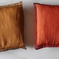 Cuscini da arredamento con copertura di taffetà