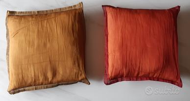 Cuscini da arredamento con copertura di taffetà