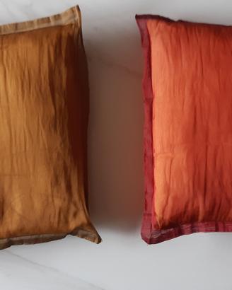 Cuscini da arredamento con copertura di taffetà