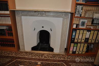 Rivestimento in pilastrate di marmo per camino