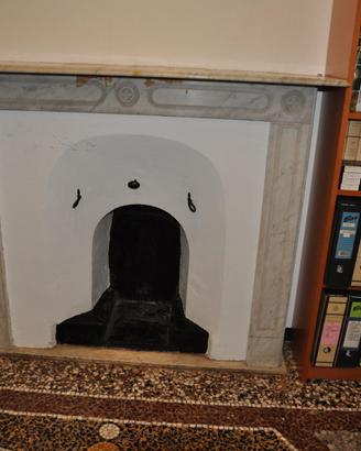 Rivestimento in pilastrate di marmo per camino