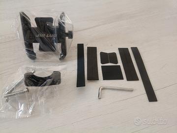 Porta cellulare per moto in metallo.