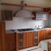 Cucina con elettrodomestici ben mantenuta