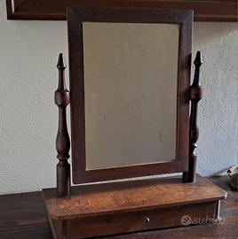 Antico mobiletto con specchio da tavolo.