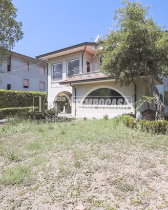 ELEGANTE VILLA INDIPENDENTE CON PARCO - SAN LORENZ