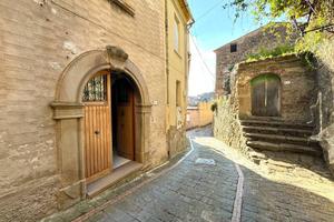 Casa indipendente di 150 m² con 5 locali e box aut