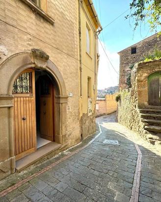 Casa indipendente di 150 m² con 5 locali e box aut