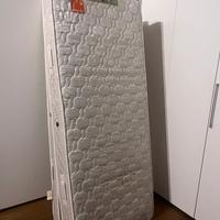 Due materassi singoli a molle, ortopedici