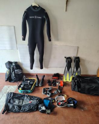 Attrezzatura completa per immersioni subacque.