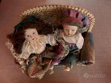 Bambole in porcellana con divano e  5 bamboline