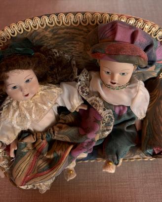 Bambole in porcellana con divano e  5 bamboline