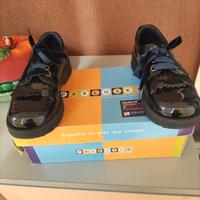 Scarpe in vernice nera allacciate marca Pabloski 