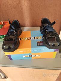 Scarpe in vernice nera allacciate marca Pabloski 