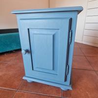 Comodino in pino color carta da zucchero 