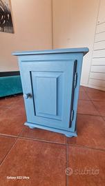 Comodino in pino color carta da zucchero 