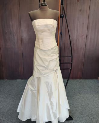 Abito da sposa in raso con redingote