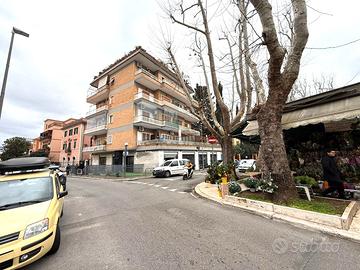 Montemario - negozio con sette vetrine angolari