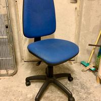 Sedia da scrivania azzurra con rotelle