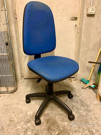 Sedia da scrivania azzurra con rotelle