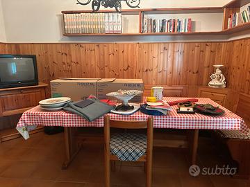 Tavolo in legno e sedie per taverna