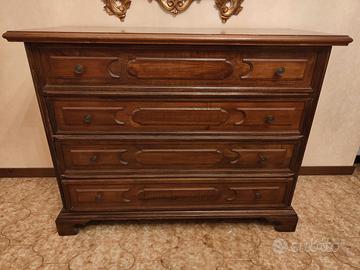 Vecchia cassettiera in legno