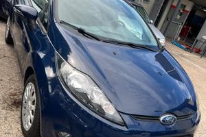 Bella Ford fiesta titanium edition blu