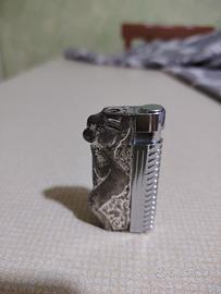 Accendino vintage a gas con rilievo di donna.