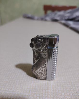 Accendino vintage a gas con rilievo di donna.