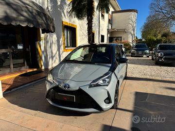 Toyota Yaris Hybrid "GREY EDITION"