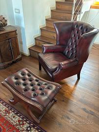Poltrona Chesterfield con poggiapiedi