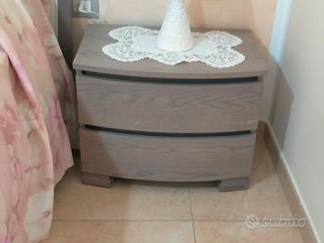 comò, letto, comodini.