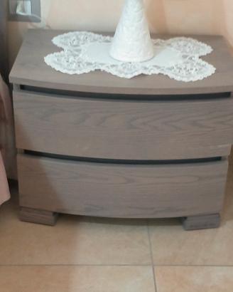 comò, letto, comodini.