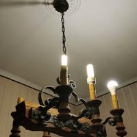 Lampadario rustico in ferro e legno